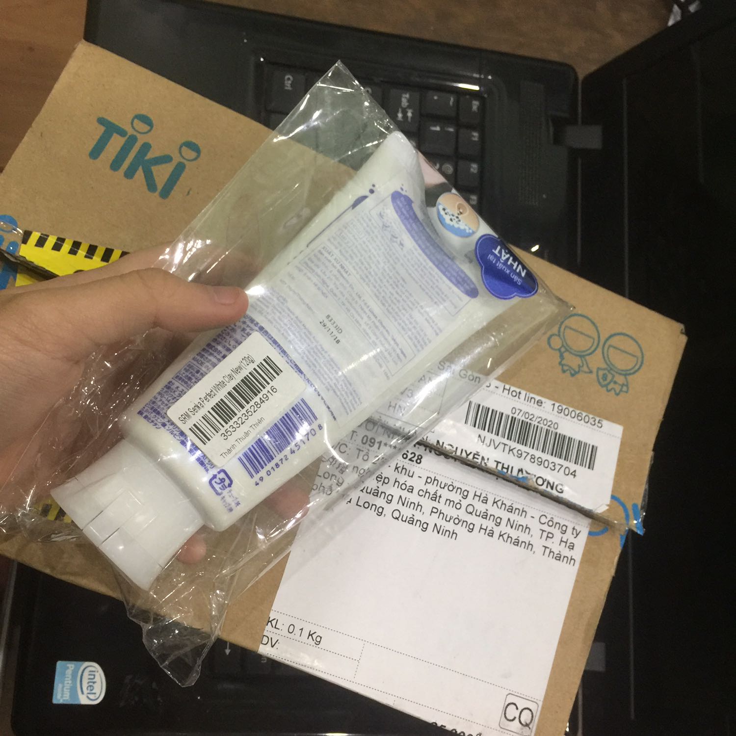 Đối vs cá nhân mình mà nói, ngày trước mình đã từng là “fan cứng” của Tiki. Nhưng có một thời gian dài mình thất vọng về Tiki rất nhiều, cả về cách phục vụ cũng như đội ngũ giao hàng của Tiki. Mình đã thất vọng tột độ khi thái độ phục vụ thiếu chuyên nghiệp của shipper, cũng như chất lươngk của các sản phẩm mình từng mua trước đó nên có một thời gian dài, mình k muốn đặt hàng ở trên Tiki nữa. Nhưng hôm nay, mình quyết định đặt mặt hàng này, phần vì rất rẻ, mà bản thân cũng còn một chút hy vọng mong manh về chất lượng các sản phẩm có mặt trên Tiki nên mình quyết định đặt mua. Uh, trc khi mua, mình có xem feedback của các bạn về sản phẩm cũng như cách giao hàng thiếu chuyên nghiệp nên mình cũng lo lo. Sau khi đặt xong và đến lúc nhận hàng thì mình thực sự ghi nhận sự tiếp thu và cầu tiến của Tiki khi đã nhận phản hồi không mấy tích cực về thái độ phục vụ. Lần giao hàng lần này, như các bạn thấy trên hình, hộp rất đẹp và chắc chắn, bên ngoài còn dán tem màu vàng đề chữ: “ Chú ý hàng dễ vỡ” . Bên trong hộp, sản phẩm cũng đã được bọc bên ngoài một lớp nilon và còn dán tem của nhà nhập khẩu. Thái độ shipper nhẹ nhàng, không “đầu mấu” như những lần giao hàng trc mà mình đã từng nhận ( Cũng có thể bởi vì là phụ nữ). Nói chung, đánh giá tổng quan một lần nữa, mình thực sự, thực dự ghi nhận sự cô gắng, tiếp thu cũng như sự khắc phục những nhược điểm mà còn tồn tại. Cảm ơn các bạn đội ngũ Tiki. Hãy cứ tiếp tục cố gắng như này nhé.
Thân gửi!