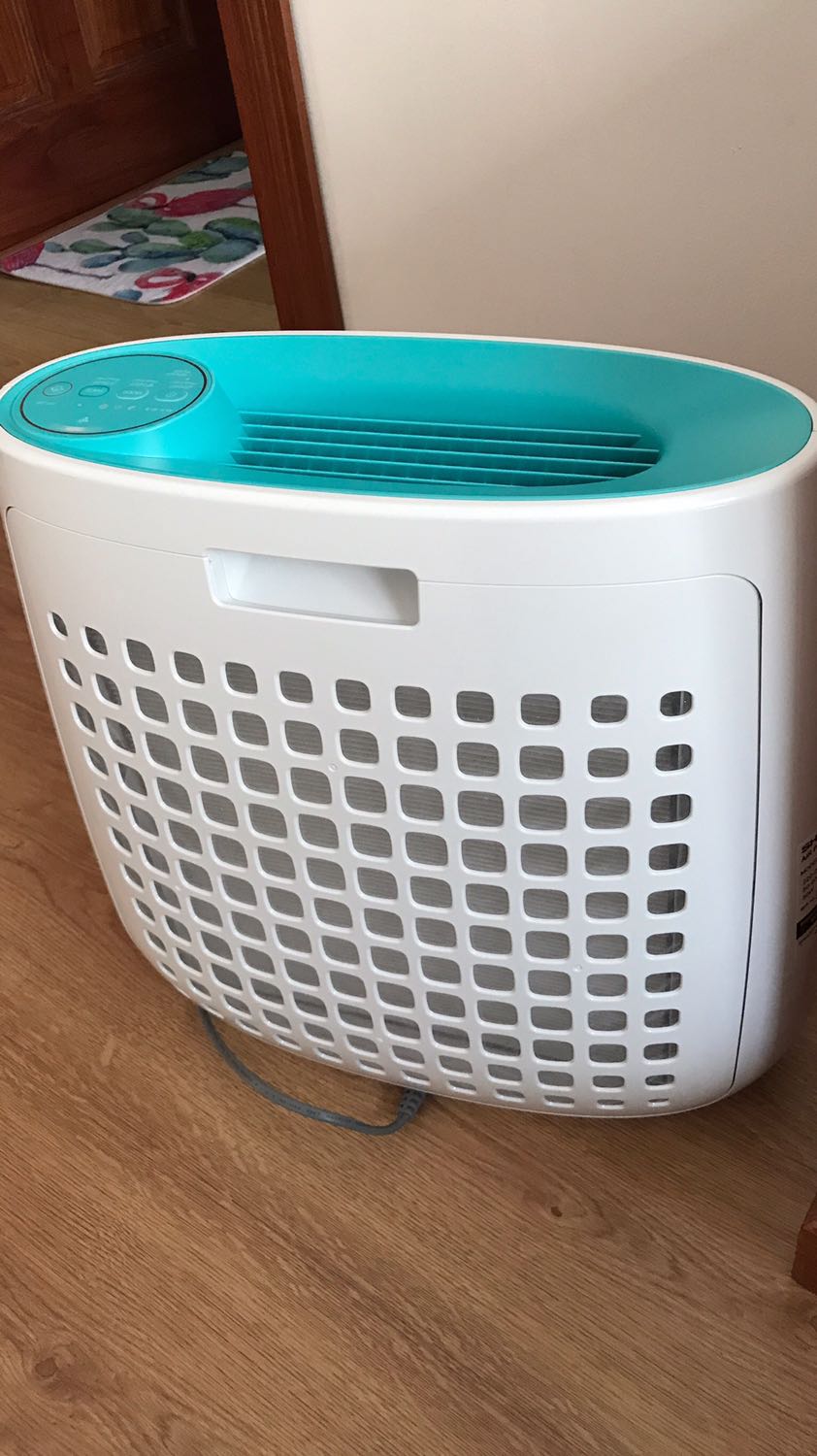 Canh mua em này phải 1 tháng,đọc hết bình luận của người mua trước mới quyết định tậu em ý về,quả là không làm mình phải thất vọng,máy xịn sò so với tầm giá,thương hiệu Sharp lớn rồi,có cảm nhận khi bật máy hoạt động êm,có 3 chế độ phù hợp với ngày,đêm,có tạo ion có sách hướng dẫn TV dễ hiểu.Hàng made in ThaiLan khá hài lòng.
Buổi ngày cảm nhận lọc không rõ như ban đêm,đêm đến khi bật máy lên cảm nhận không khí trong lành mát mẻ lắm dù mình ở chung cư lầu 8 khu mình ở khá nhiều cây xanh mà vẫn cảm nhận được.Như từ SG về quê ngủ vậy,hihi
Nhà có con nít dù ở trệt hay chung cư lầu cao cao thì cũng nên mua 1 em bỏ phòng ngủ.Rất xứng đáng đồng tiền luôn.