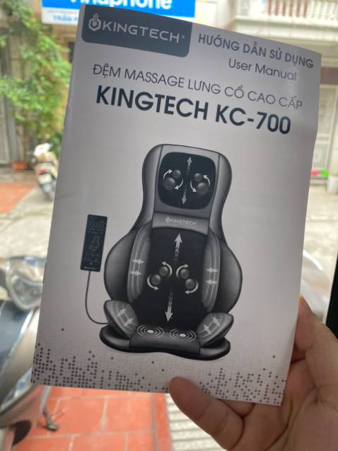 Cái đệm này theo mình thì khá to, nặng, đặt vừa ghế sofa như trong ảnh. Ngồi một lúc thấy oke, massage đầm và mạnh, da thoáng không bị bí nóng hay ngồi lên. Điều khiển thì dễ cắm điện bấm bấm là chạy. Chế độ hồng ngoại *** thử thấy ấm hơn, tốt hơn thì chưa thấy gì, có thoải  mái hơn đôi chút. Vừa xem phim vừa ngồi đệm rất ổn.