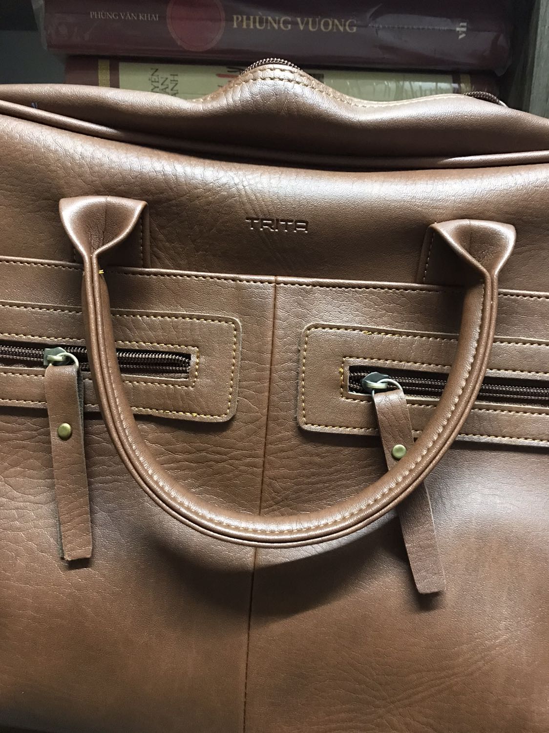 Hàng nhận được rất đẹp, chất lượng ok lắm nhé, da xịn, đường may chắc chắn, chất liệu tốt, màu tươi sáng mình rất thích. 
Mua đúng dịp sale lại có mã giảm giá và Tiki xu nên mua giá 150k rất rất hài lòng!