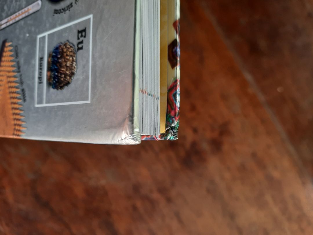 Sách cực êm luôn nhaaa, có bìa sách thì mình hơi buồn vì nó bị gãy như vậy mà nội dung trình bày rất đẹp, poster rất to và ấn tượng luôn. All in all, một quyển sách đáng muaaaa