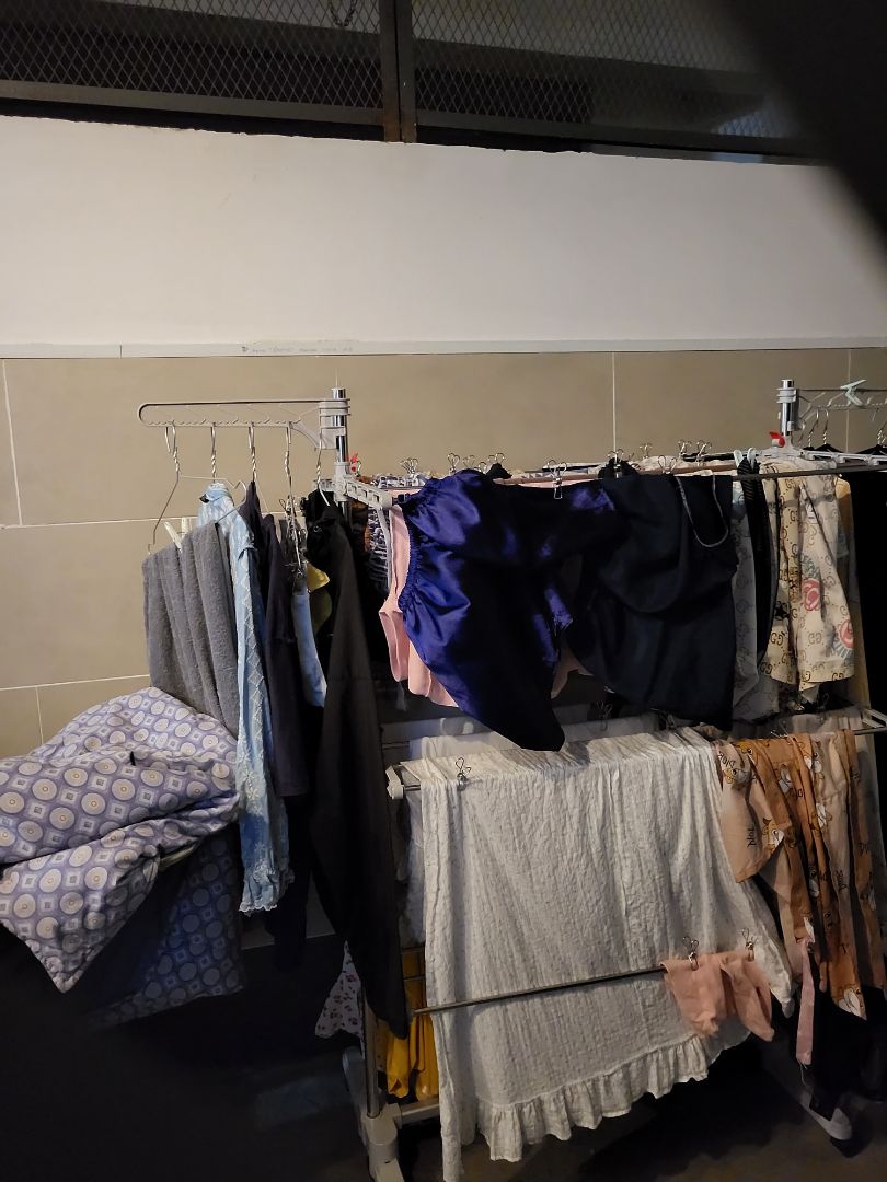 hơi yếu phải nâng niu 1 xíu nhưng thiết kế rất rất thônh minh tiện lợi