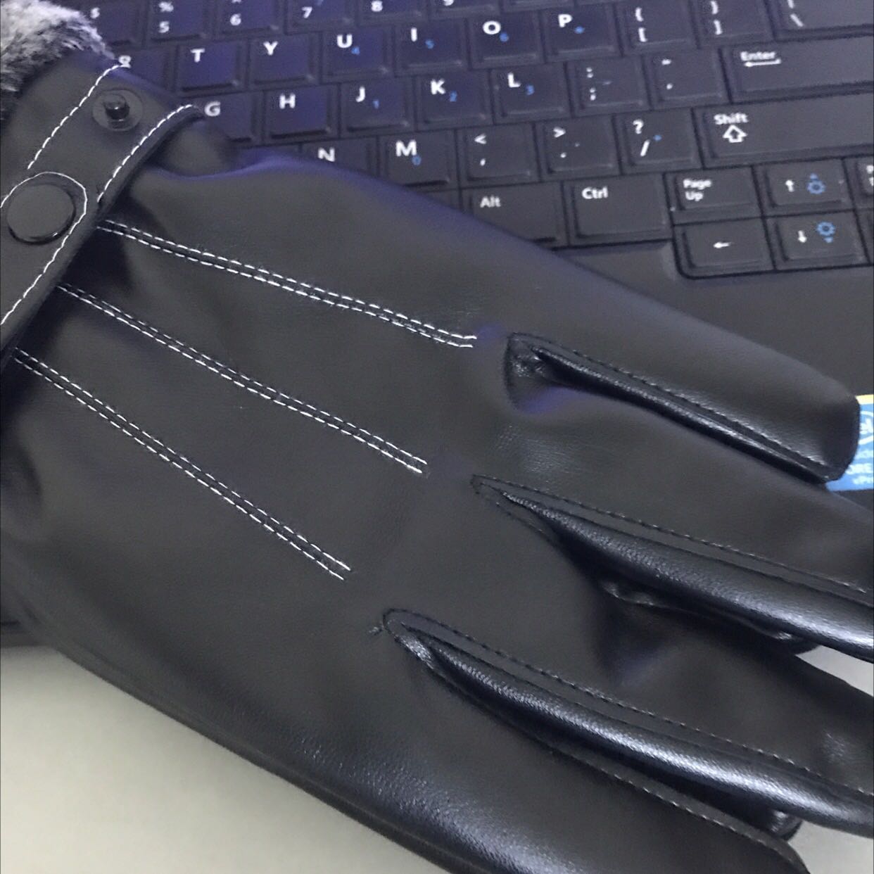 Găng tay da tốt dùng ok. Da mềm mại có lớp lót. Cảm ứng điện thoại tốt. Sản phẩm đáng mua. Ủng hộ shop 5 sao. Cảm ơn shop.