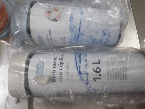 Bình 1.6L màu kem khui hàng đã bị bể miệng chỗ rót sẵn, không sử dụng được. Yêu cầu nhà cung cấp gởi lại sản phẩm còn nguyên hoặc hoàn tiền.