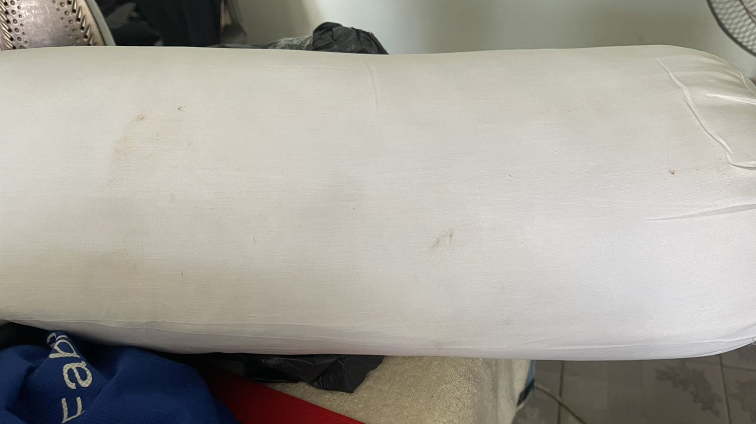 Thấy review một số người khen nên mình cũng chọn mua, nhưng sản phẩm khá đáng thất vọng. Vỏ gối bị dơ, ố vàng nhiều chỗ giống như đã qua sử dụng hoặc trưng bày (?). Lúc lấy hàng ra nghe tiếng xì nhẹ của bao nylon bọc bên ngoài. Ruột gối rất ít, èo uột, lỏng lẻo, không thể ôm được. Nên mình xin trả hàng và hoàn tiền lại ạ.