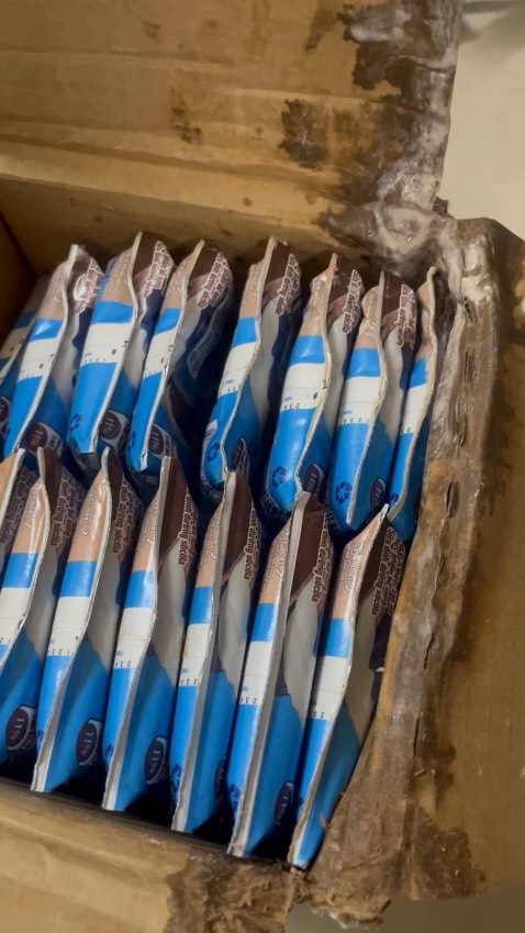 Mất tiền mua mà thùng sữa nhận được ướt hết cả. Không biết túi nào rò rỉ, không dám uống luôn. Đề nghị shop cho lời giải thích