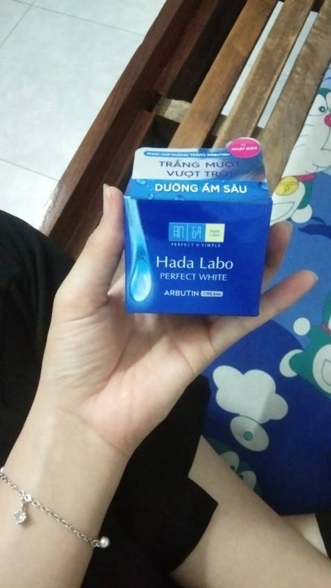Lần đầu tiên mình mua hàng ở TIKI:
- Giao hàng cực kì nhanh luôn, mới đặt hôm qua, hôm nay có rồi
- Sản phẩm thì đóng gói cẩn thận 
- Check mã QR thì đúng hàng chính hãng là yên tâm rồi
- Là Mỹ phẩm nên phải dùng 1 thời gian thì mới biết có hiệu quả hay không, nên mk sẽ dùng rồi review lại.
- À, mình thấy shop có nói tặng kèm giấy thấm dầu Acnes nhưng mở hộp ra mình ko thấy hơi buồn :((