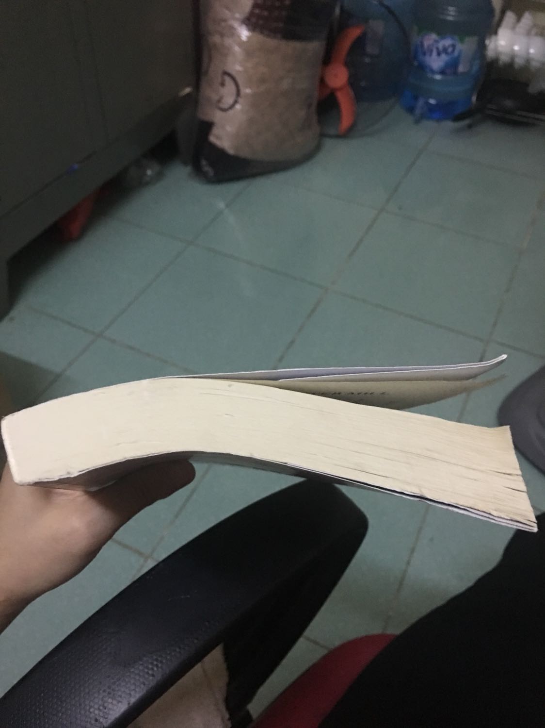 Mình vừa nhận sách ngày hôm nay, sách này chắc là sách cũ, gáy sách thì gẫy do người đọc trước , mặt trên và mặt dưới của sách thì vừa bẩn vừa quăn queo