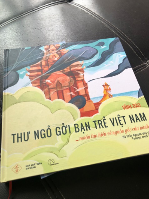 Trân trọng kiến thức, công phu của tác giả TS Văn học VD & Nhà văn HTN đã biên soạn 1 cuốn sách đơn giản mà phong phú, khái quát về Nguồn gốc Việt cho các bạn trẻ VN - cuốn sách nên có trong tủ sách của các bạn, nhất là những người xa xứ …