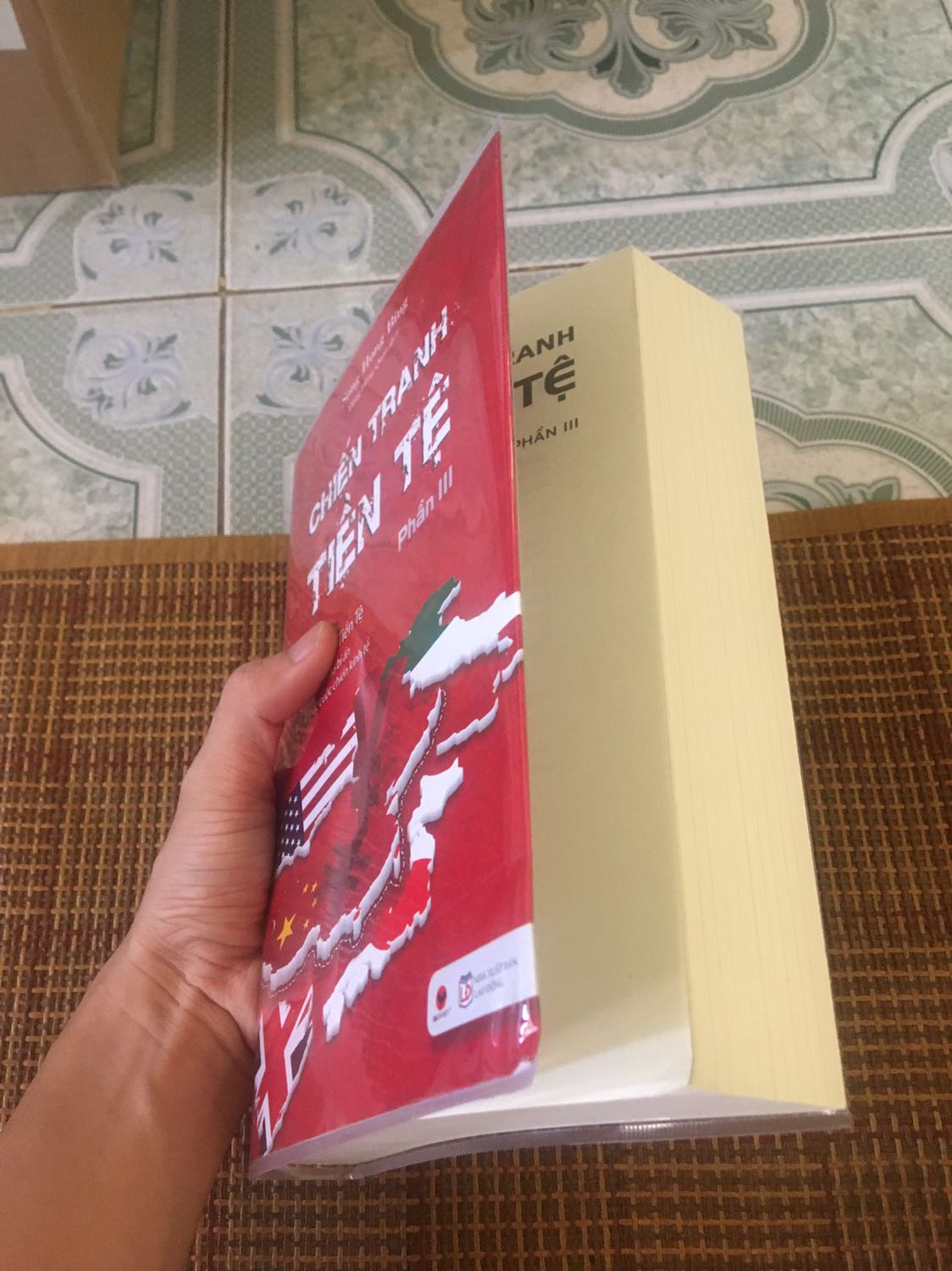 Tiki:
- giao nhanh, miễn phí giao dịch (do mình đặt trên 300k)
- sách nhận nguyên vẹn, đẹp, thơm giấy
- bọc bookcare rất cẩn thận

Nội dung sách:
- hay, mở ra một góc nhìn rất đầy đủ về thế giới

Khuyên bạn nên đọc bộ sách này.