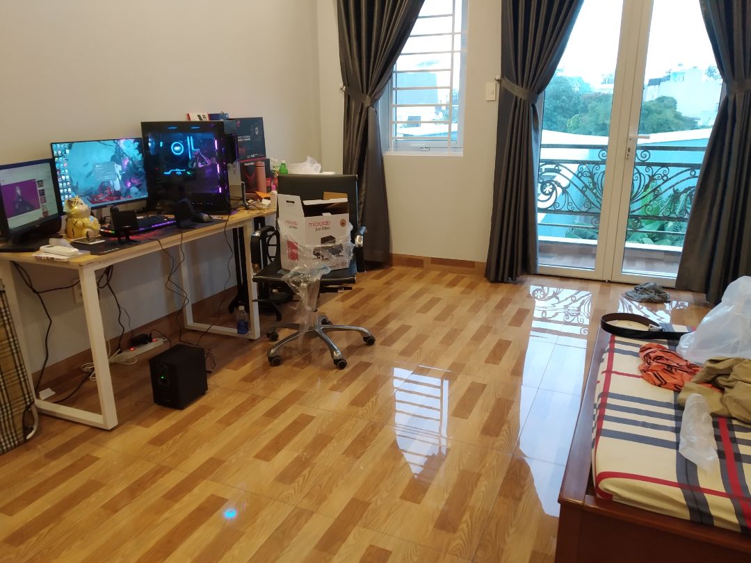 hàng đặt trưa chủ nhật sáng t2 8h30 dậy đi làm thì hàng giao tới mẹ để trong nhà luôn rồi. loa trong bass trầm bao nghe edm,vina house các thứ căng đét luôn. còn lâu dài thì chưa biết như nào. tạm vote 5* đã