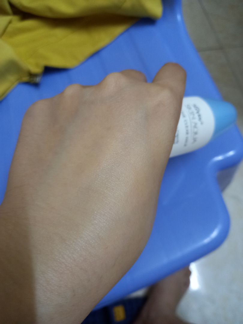 sữa chống nắng dùng êm lắm, thấm nhanh, không để lại vệt trắng đâu, sờ mịn mịn thích lắm. mình dùng 1 buổi mà thấy mặt vẫn khá khô ý, không bị bóng dầu. cơ mà ko biết chống nắng thế nào=(( điểm cộng nữa là anh shipper cực cute luôn:))))))))