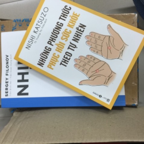 Sách hay không! Nội dung ra sao thì cũng chưa biết!
Nhưng cách đóng gói và giao hàng thì góp ý mãi vẫn thế. Không bọc chèn lót trong hộp làm sách móp méo hư hỏng bìa, nhất là những cuốn bìa cứng! Rất tệ!