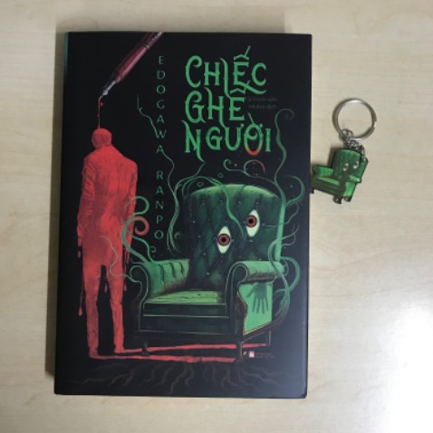 Sách của idol nên mình tậu về cũng ngạc nhiên khi có quà đính kèm cơ mà chắc tránh lạc quà nên bọc màng co bỏ luôn móc khoá vào nên bị hằn lên sách… Mình mua nhiều cuốn nên cuốn này đè cuốn khác cũng bị hằn dấu luôn… 😢