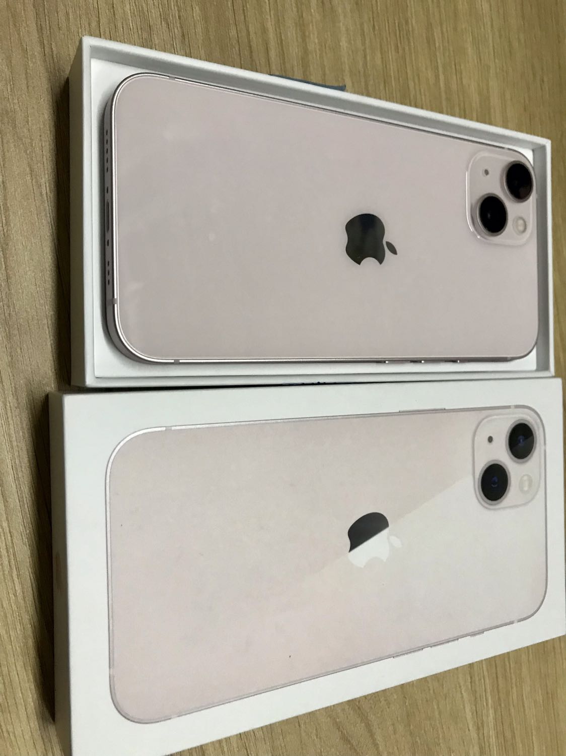 Tiki có hệ thống vận chuyển, shipper riêng nên khi đặt hành điện tử giá trị cao rất yên tâm. Không lo tráo hàng, nhận hàng phải có otp. Đặt hành lúc 22h khuya, hôm sau sáng 9h30 đã nhận được. Gói băng keo kỹ, sp được niêm phong thêm bằng keo của tiki, nếu đã bị gỡ là biết ngay. Nguyên seal, phụ kiện, bảo hành đầy đủ. Màu hồng trên thị trường hiếm với mắc hơn các màu còn lại tầm 1-2tr nhưng trên tiki same same nhau. Đã v trả góp không tốn đồng phí nào. Màu hồng siêu cưng luôn á mng, dùng được 2 tuần rồi, check máy chính hãng bảo hành đầy đủ nhe.