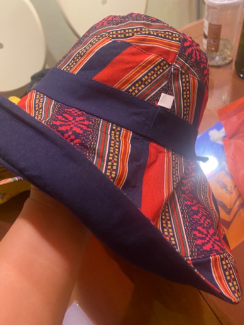 Mũ may cẩn thận, chất liệu nhẹ mát, đội mùa hè ổn, vành rộng.