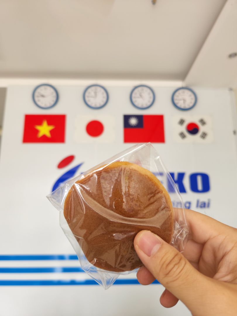 Bánh date còn rất mới, khá ngon, hơi lạt, chắc vị của Nhật nó thế. Điểm trừ là giao đến tay hộp bánh bị đè dập rách một mảng, nhưng bên trong có bọc chống sốc nên bánh k sao.