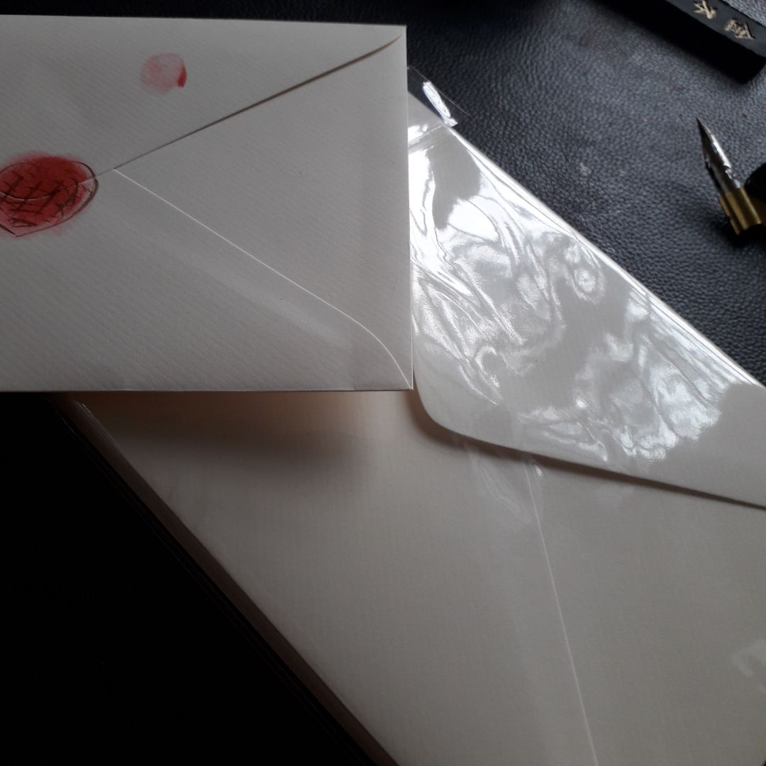 Giấy có mùi kiểu thơm thơm ấy, khá giống với mùi hoa sáp. Về kích cỡ thì nhỏ hơn bao thư thông dụng, thích hợp với mấy kiểu vintage này kia.