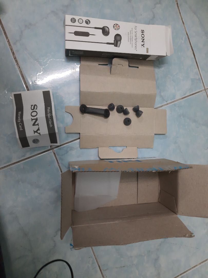vừa nhận được hàng, mở ra thì bên trong đúng chất chỉ là một cái hộp đựng cái tai nghe, mấy cái phụ tùng phụ và tờ bảo hành. Mình có cảm giác như đây là sản phẩm đã được mở ra rồi. Ngoài ra hộp còn rất dơ. 
Có cái còn dui hơn là có cái seal ngay *** hộp mà đầu thì không có. Ủa vậy cái seal để làm gì trong khi đầu kia mở ra được :D ????? vừa nhận được hàng, mở ra thì bên trong đúng chất chỉ là một cái hộp đựng cái tai nghe, mấy cái phụ tùng phụ và tờ bảo hành. Mình có cảm giác như đây là sản phẩm đã được mở ra rồi. Ngoài ra hộp còn rất dơ. 
Có cái còn dui hơn là có cái seal ngay *** hộp mà đầu thì không có. Ủa vậy cái seal để làm gì trong khi đầu kia mở ra được :D ?????