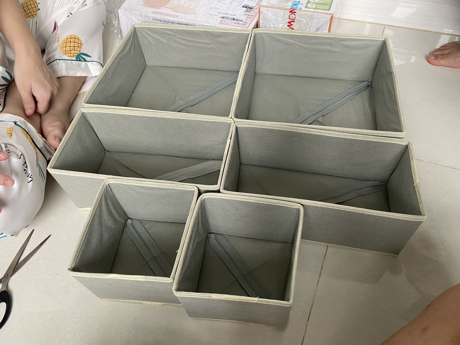 #Reviewthang10 #Metiki #Hopvaidungphukien
Nickname: Boncute1
Mình có bé nhỏ nên đồ dùng linh tinh cho bé khá nhiều. Mình lướt Tiki và chụp ngay được bộ hộp vải này. 
Bộ có 6 hộp với 2 hộp vuông to, 2 hộp nhỏ chữ nhật và 2 hộp nhỏ vuông. Cá nhân mình thì dùng để khăn sữa, bỉm, nón và bao tay bao chân sơ sinh cho bé. Khá lỉnh kỉnh nên mình rất mong chờ bộ hộp này về.
⭐️Bộ hộp làm bằng vải và có thể xếp gọn lại khi không dùng tới, kích thước nhỏ và phù hợp để vật dụng nhỏ. Cũng vì kích thước nhỏ nên khá gọn gàng khi để lên giường, bàn, tủ hoặc hộc nhỏ.
⭐️Sản phẩm bằng vải nên có thể vệ sinh dễ dàng. Giá mềm nhưng chất lượng rất tốt.
⭐️Chất lượng sản phẩm vượt xa mong muốn của mình luôn, màu sắc lại rất sang trọng và sạch sẽ.
Chấm điểm sản phẩm 10/10
Dịch vụ giao hàng TikiNow của tiki rất rất tốt: 10/10