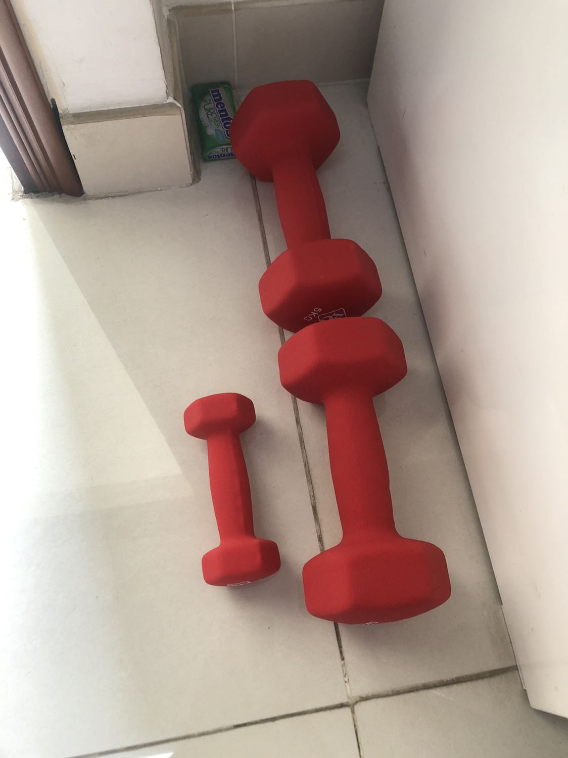 Tạ cầm chắc tay, đúng trọng lượng.