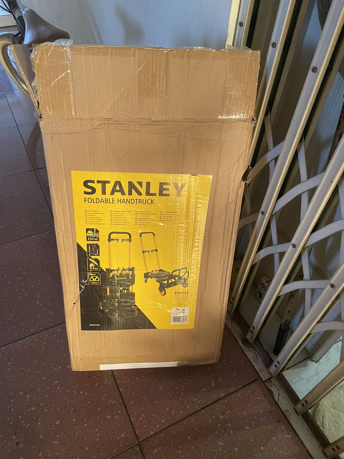 4,5 sao
Khung chắc chắn, bánh xe chạy êm, màu sắc đẹp, tay cầm cao su rít và êm, mở và xếp nhanh. Các khớp chắc chắn, độ rơ nhỏ. Khi tay cầm dựng đứng, khung bánh xe nhỏ có thể hít sát vào thân nhờ nam châm.
Hai bánh xe bắng nhựa. Bánh xe nhỏ hơi mong manh, nên phải chú ý khi đi qua gờ. Phần sàn chở hàng không có khung thép ở giữa nên chỉ phần nhựa chịu lực nên hơi yếu.