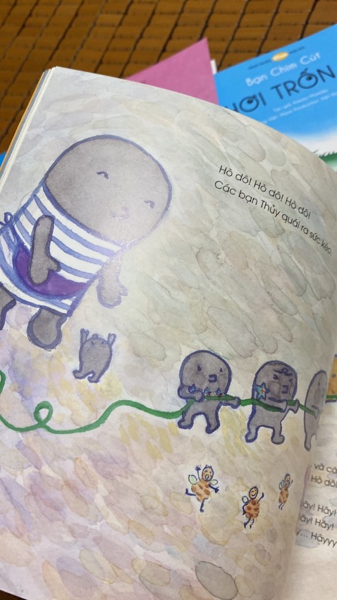 tên chuyện thì vậy chứ hình vẽ rất dễ thương, con cũng không thấy sợ gì cả, ba mẹ thử xem