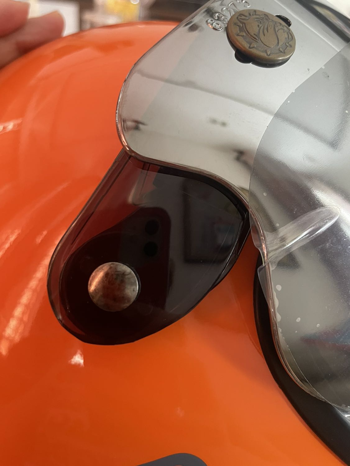 Kính mới giao đã có vết tróc trên phần tráng gương, nút cài ko được mới lắm. các khớp mở kính lên xún khá cứng và sượng. Mình ko nghĩ là đúng hàng bulldog. size kính bị ngắn so với nón.