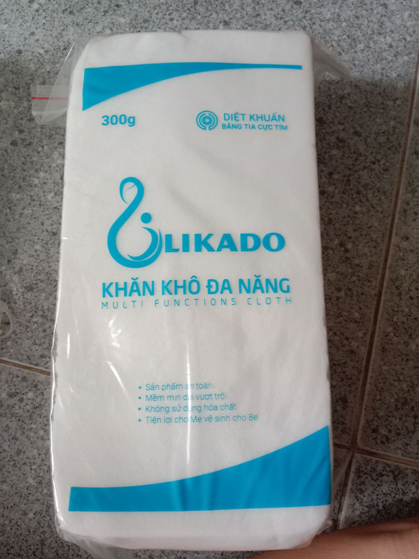 Bao bì túi zip chắc chắn. Hàng mới sản xuất ngày 01/04/21 nên rất yên tâm mà hạn sử dụng đến 5 năm. Rất nên mua, tiết kiệm chi phí khăn ướt mà an toàn cho da trẻ nhỏ 🥰 Mình mua combo 5 bịch 300g lúc 165k. Thấy OK lắm. Sẽ ủng hộ tiếp