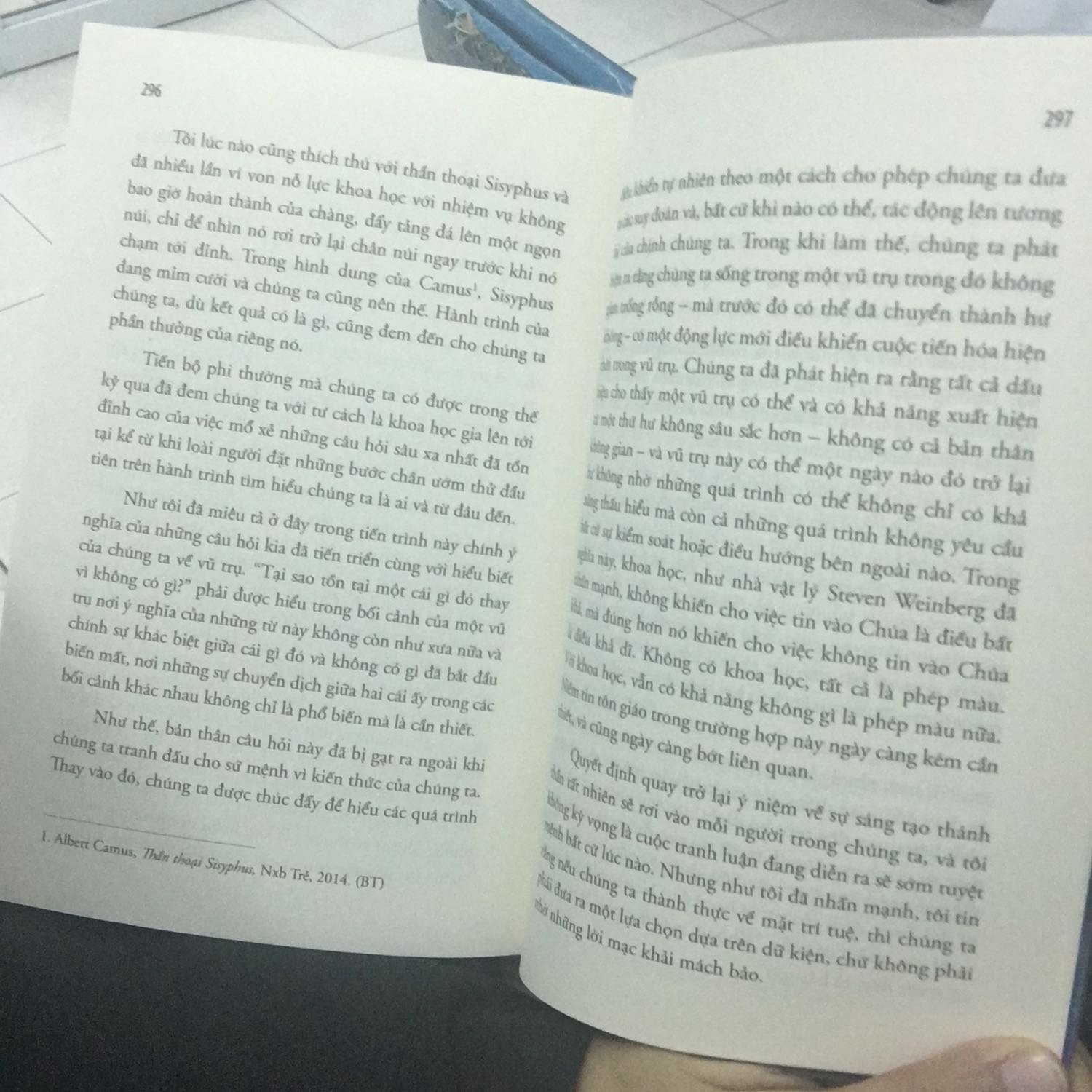Một cuốn sách trong số ít cuốn mình đánh giá cao. Lượng kiến thức vật lí nói chung ở đây cũng cấp không quá khó hiểu nhưng lại đủ làm một người không theo chuyên nghành này choáng ngợp và hứng thú. Tác giả có lối viết khá gần gũi, lập luận dễ hiểu, motip kiểu tuần tự giải thích các khái niệm và ý tưởng, đồng thời chứng minh cho luận điểm cuối cùng cả bản thân ông . Giỏi là ở chỗ, với cuốn sách này , người không có kiến thức nền (ít) như mình cũng có thể nhận được nhiều kiến thức gây bất ngờ và mình cá là những ai yêu thích vật lí , vũ trụ sẽ càng nhận được nhiều hơn . Nên mua nhé mn:)))) tuy là mình cảm thấy viết hơi khó hiểu và khó đọc .viết về vật lí nhưng có thông điệp cuộc sống nha.