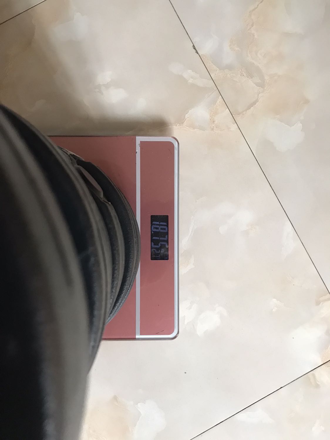 Giao hàng nhanh.
Tạ cân thực tế k đủ 20kg 
Lắp nặng nhất cũng chỉ được 11kg 1 bên, k hơn tạ tay mấy 
Lắp ghép thêm thanh giữa phải dùng cẩn thận không là sẽ gãy ren nhựa.
Tạm ổn.