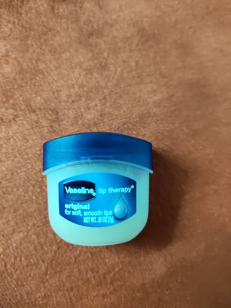 Mình rất thích dòng dưỡng không màu không mùi này. Có điều khi giao hàng lớp vỏ đóng seal giữa tấm bìa và màng trong đã bị hở ra. Hộp son dưỡng bên trong còn nguyên, nhưng mất seal nên cảm giác ko vui cho lắm.