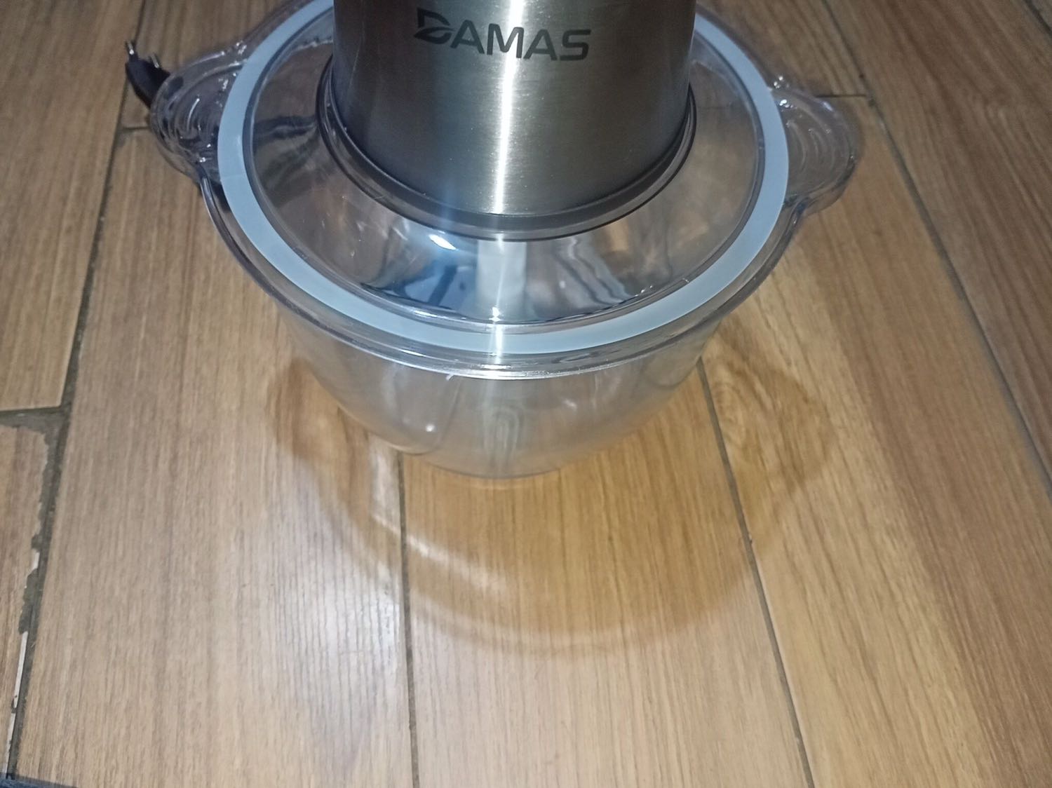 Giao hành nhanh, ở xa nhưng nhận hàng nguyên vẹn ko 1 vết xước. Cối thuỷ tinh rất dày chắc chắn, lưỡi dao được bọc lớp bảo vệ an toàn tránh bị đứt tay, xay khá là êm ko kêu è è như mấy cái máy trc m dùng