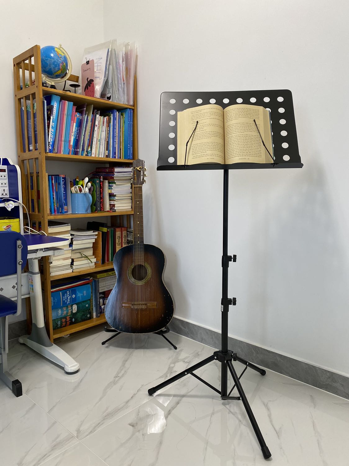 Giá rất chắc chắn. Trơn láng và không trầy xước. Giao hàng nhanh. Đáng mua. Để sách to dày vẫn đứng vững. Cửa hàng lịch sự dễ thương. Phiếu bảo hành đi kèm rất nhã nhặn, tôn trọng khách hàng.