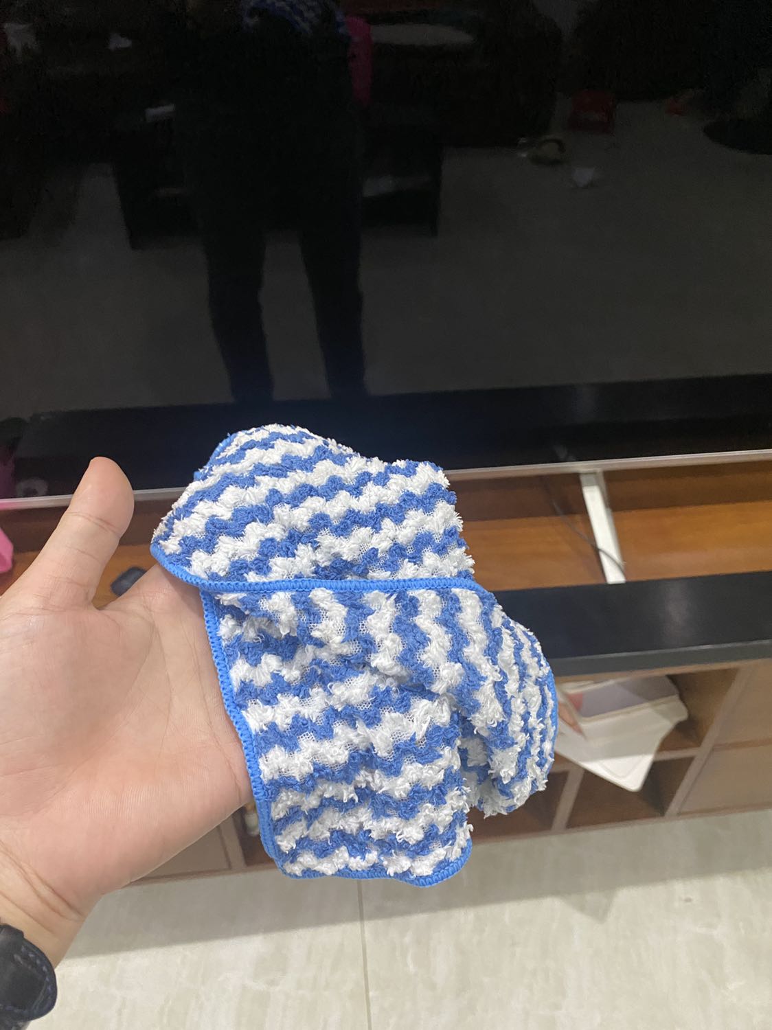 Khăn thấm hút tốt cực luôn. Mình lau xong giặt phơi nhanh khô, dễ sạch. Và đặc biệt ko bị nhớt bếp như loại thường. Khăn này lau tivi ok, lau bêp lau bàn thích lắm luôn ý. Tiếp tục ủng hộ shop. Cảm ơn shop rất nhiêu.