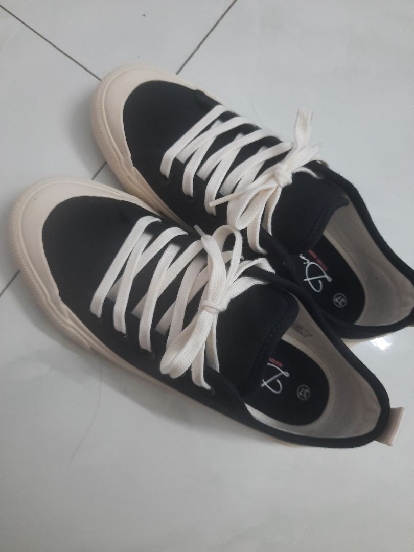 tiki giao hàng rất nhanh. giày đẹp lắm mn nên mua nhaa. tuy nhiên đi giày hơi bị nhấc gót chân nên đi tất cao cổ thì đỡ bị nhấc gót hơn. giày mình mua đúng size đi thoải mái ko chật cx ko rộng. chân 23.5 đi size 37. vải đc may chắc chắn. mong giặt ko bị phai màu