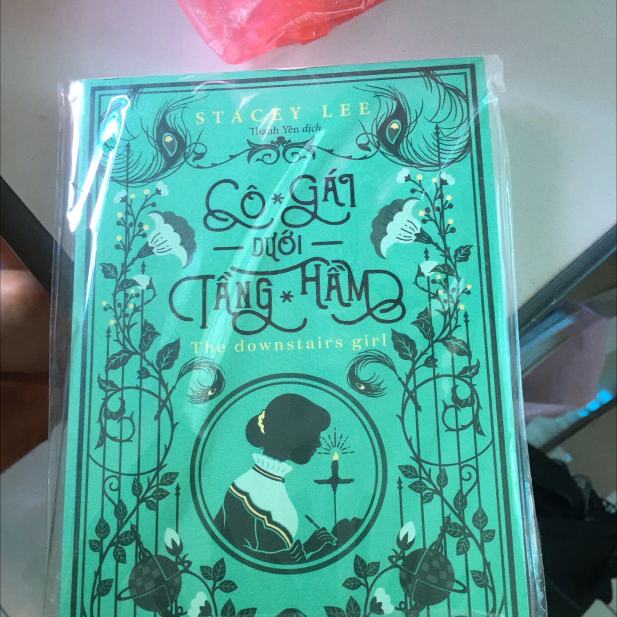 Giao hàng nhanh, mình mua lúc sale 50% thì phải. Đóng gói không cẩn thận lắm nhưng may sách vẫn ổn. Chưa đọc nên ko biết hay ko, sẽ quay lại rv sau nhé ạ