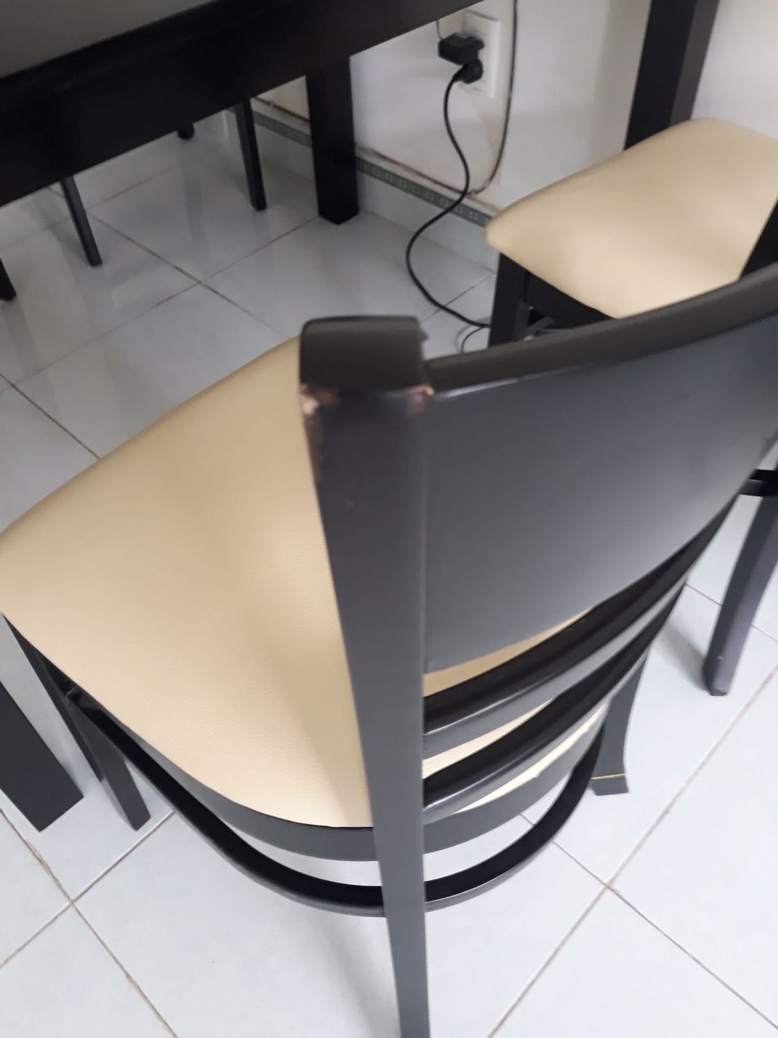 Ghế bị trầy phần phía trên, phần nệm của ghế bị dính sơn màu đỏ. Tiki giao hàng quá chậm.