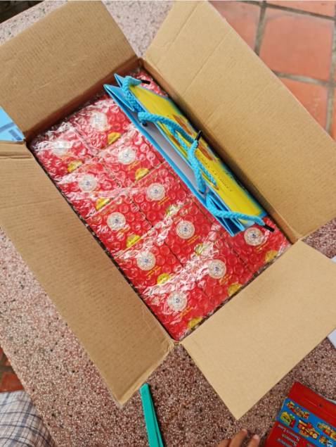 Nước ngon, dễ uống. Mình mua không đường nên vị thanh, không quá ngọt. Hàng đóng gói cẩn thận. Bọc xốp bóng khí bên ngoài và cả bên trong thùng. Thường thì mình mua ở showroom thì thùng có lớn nhãn mác, nhưng không có xốp lót. Còn mua trên app thì thùng không nhẫn mác. Theo mình đoán thì do vận chuyển nên phải lót xốp vì vậy không thể đựng trong thùng như mua ở showroom. Shop cũng tương đối cẩn thận, có cho thêm một vài túi giấy và túi xốp phòng khi biếu quà. Mình mua gần tết nên còn được tặng cả bao lì xì. Cảm ơn tiki, cảm ơn shop