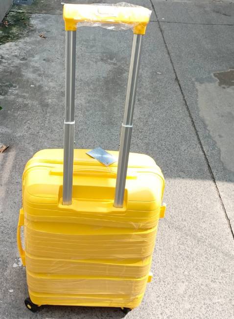 Đẹp và khá chắc chắn, mình đem vali ra đường kéo thử thì chạy êm, kéo tốt. Rất hoan nghênh shop bán hàng uy tín chất lượng, giao hàng nhanh, xin cảm ơn shop.