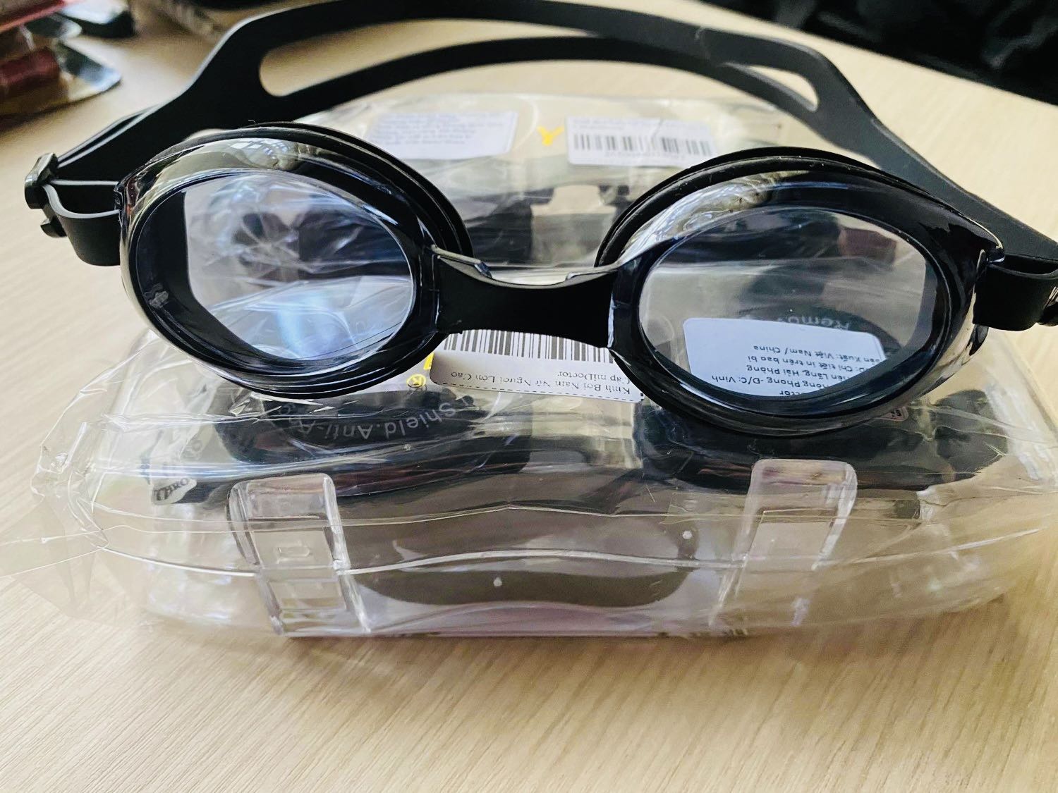 Mua 3 cái kính bơi dododios mà cái nào cũng ưng. Cho bạn 1 chiếc, mình 2 chiếc đều ổn lắm
kính bơi cầm rất chắc đeo vào ổn áp mà shop cũng hỏi han sau khi nhận được hàng nên thấy rất ok vì chăm sóc khách hàng như vậy là phải rùi
Tiki giao hàng 2h nội thành khá nhanh ưng phết
Nói chung vì store quan tâm khách nên review có tâm lại thui. Có qua lại sau nay nhớ giảm mình nếu mình giới thịu cho nhé