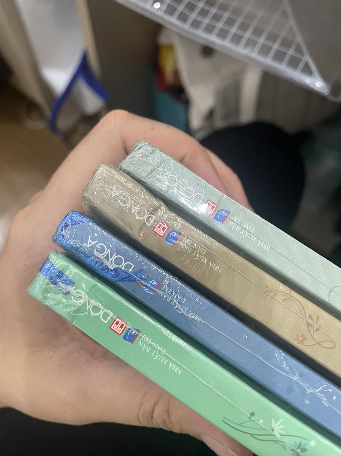 không kiểm tra hàng và gói cẩn thận trc khi gửi. Sách đã bị móp ở góc :(
