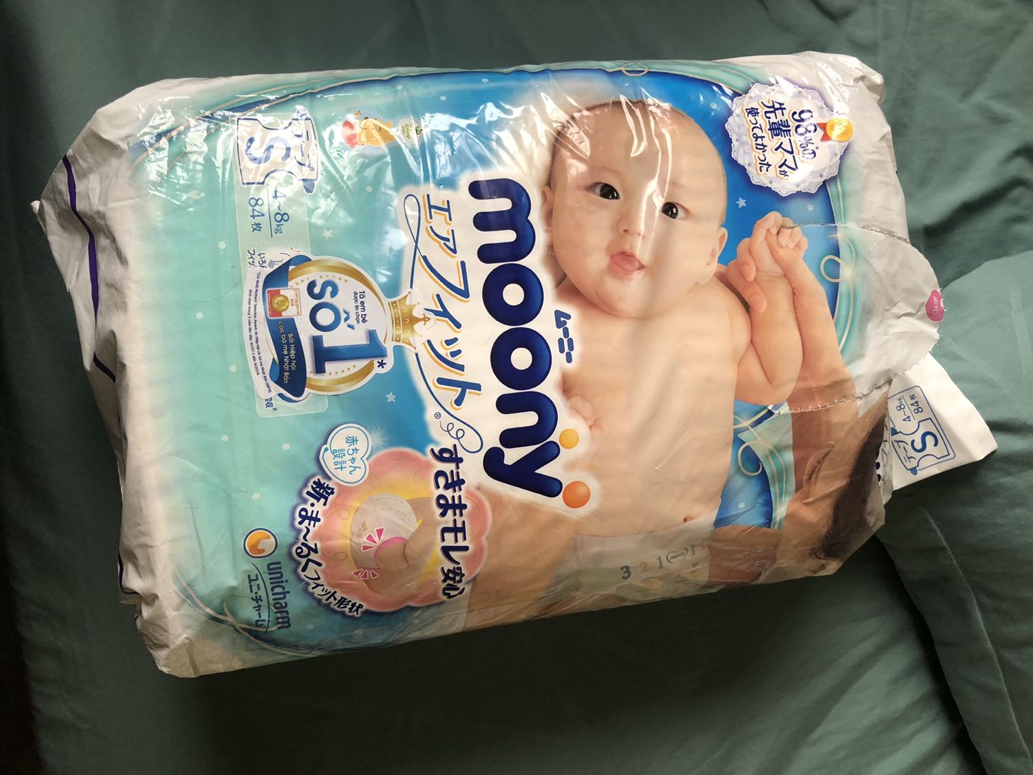 Hàng k đúng chuẩn như tiki nói, đăng bán mẫu khác khi giao lại mẫu khác, chất lượng cũng kém nốt luôn, rãnh ôm bo thì k có, độ co giảm kém, chất liệu k thấm hút kém, đây là hình ảnh cũng 1 sản phẩm 1 cái bé mình đang dùng còn cái có chữ tiki là mình mua ở tiki vừa giao cho mình. Cầm 2 miếng tả rất khác biết rất tệ. Hồi giờ mình rất thường xuyên mua hàng Tiki mà k ngờ nay chất lượng Tiki lại kém đến vậy. Yêu cầu có câu trả lời cho mình