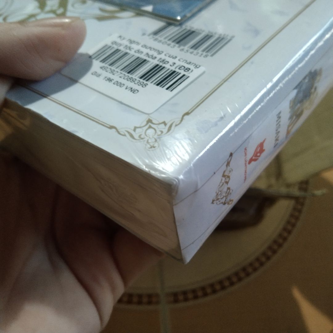 Gói ko kỹ gì hết nên bị móp góc sách hết trơn, nhìn xót j đâu