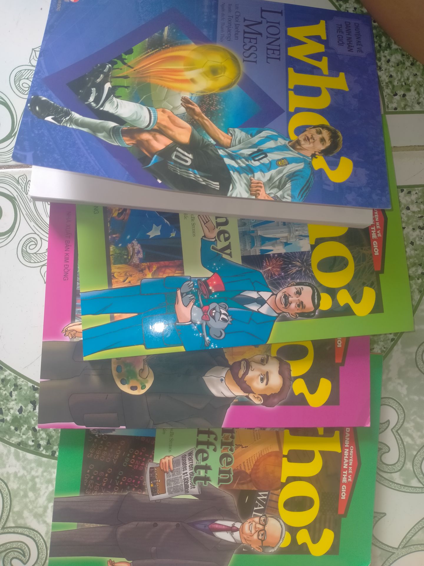 vừa mới nhận dc sách xong. giao hàng nhanh, sách đẹp mới coong luôn. nội dung thì chưa đọc nên k biết thế nào nhưng cu cậu chỉ thích cuốn về bóng đá thôi.