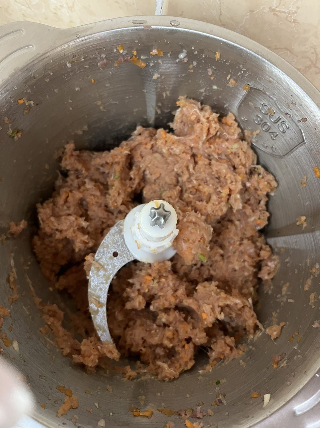 máy xay rất nhuyễn và nhanh. 1 nhấn để tầm 5 giây là thịt đã nhuyễn. nếu thêm cà rốt hoặc nấm mèo thì 1 hoặc 2 nhấn. dưới đáy có thể còn sót chưa xay hết thì dùng muỗng đảo lên tí rồi nhấn xay 1 xíu là ngon lành.