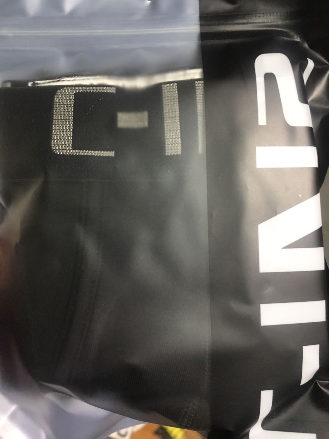 Quần chuẩn như hình , rất đẹp , giao hàng rất nhanh , đúng size , quần đúng made in thailand , sẽ  mua shop lâu dài , mọi người ủng hộ shop  , cảm ơn tiki   rất nhiều !