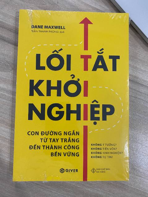 Mình đã đọc hết 3 cuốn khởi nghiệp của tác giả Trần Thanh Phong. Khi biết anh Phong ra quyển sách lần này, mình phải đặt ngay. Sách của anh viết rất thực tế và dễ hiểu, đọc cảm giác rất thoải mái, như là đang được trò chuyện, sống cùng tác giả. Sách lối tắt khởi nghiệp lần này, đã vạch ra một con đường khởi nghiệp rõ ràng hơn, những điều cần thiết và nên tránh trong quá trình khởi nghiệp. Cảm ơn anh Phong rất nhiều, vì đã luôn dành thời gian ra để có thể dịch và viết những quyển sách như thế này. Giờ chỉ cần anh ra sách, là em sẽ mua vì chất lượng là điều không cần phải bàn cãi.