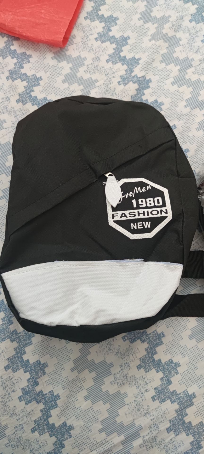 Túi giao đến khác xa trông ảnh. Giao đến nhăn nheo. Mình còn đặt 1 cái balo mẫu màu đen mà shop giao màu đỏ xong đóng link luôn. Nói chung quá thất vọng