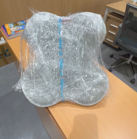 Mình cứ nghĩ giao trong thùng như hàng lại quấn như thế này hơi bất ngờ. Nhưng ngồi êm và màu rất ưng nên vẫn cho 5 sao